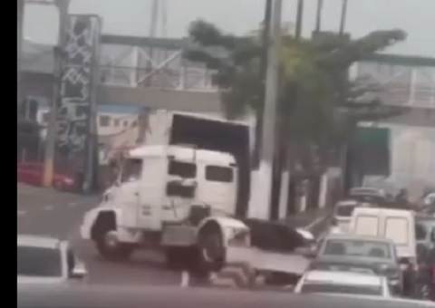 Motorista de carreta faz manobra arriscada para fugir do trânsito em Manaus; vídeo