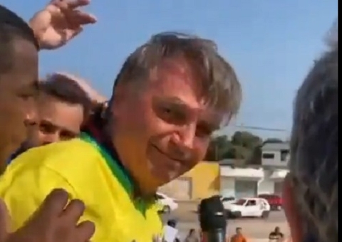 Bolsonaro interrompe comício após sofrer ataque de abelhas no RN; vídeo