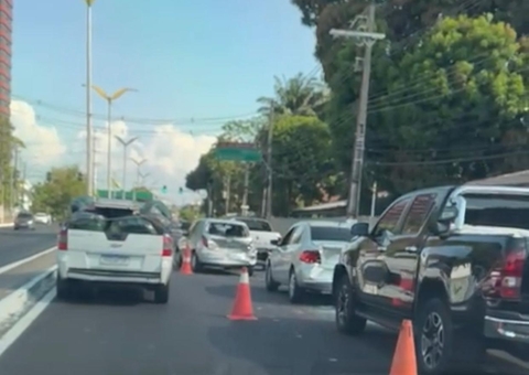 Motorista freia para pedestre e causa engavetamento com 3 carros em avenida de Manaus; vídeo