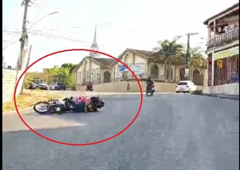 Vídeo mostra queda de motociclista e garupa em pista com óleo no Grande Vitória