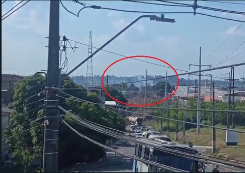 Matagal perto de subestação de energia pega fogo na Avenida das Torres