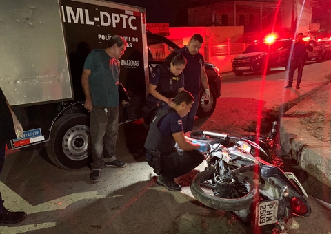 A tiros, primos são derrubados de moto e executados no Jorge Teixeira