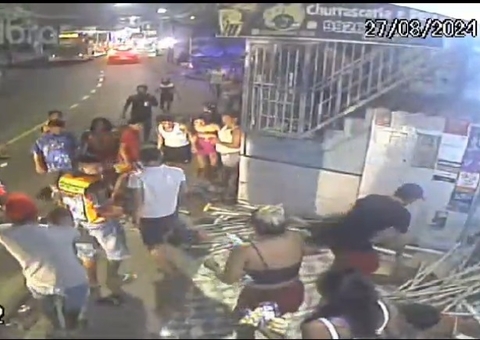 Mulher e bebê são atingidos por motociclista desgovernado na Compensa; vídeos