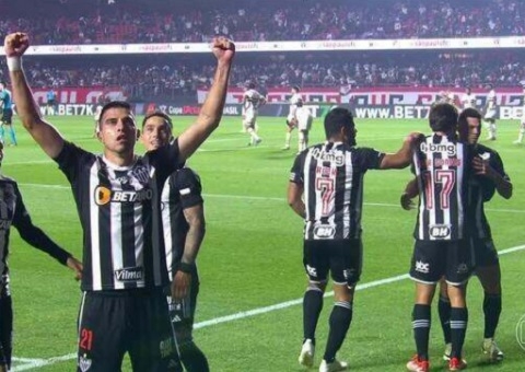 Atlético-MG castiga São Paulo no fim e vence em noite de homenagem a Izquierdo
