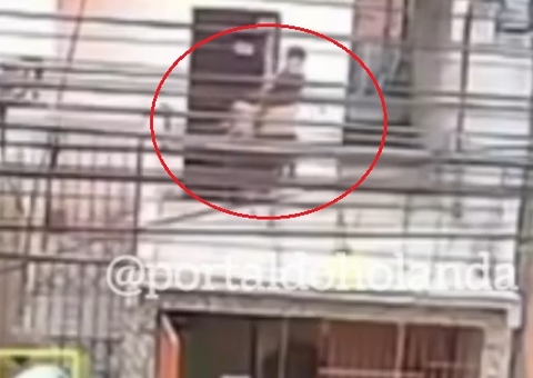 Homem arremessa dois cachorros de 2º andar de casa no Jorge Teixeira; vídeo