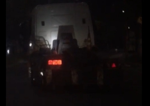 Motoristas de carretas são flagrados fazendo zig-zague no Tarumã; vídeo