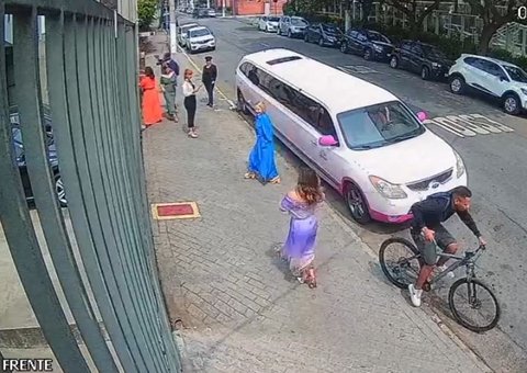 Ladrão arranca celular da mão de assistente da cantora Sula Miranda; vídeo