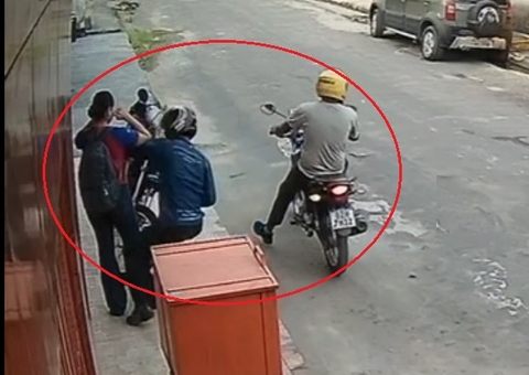 Ladrão pula da moto e assalta mulher no Terra Nova; vídeo