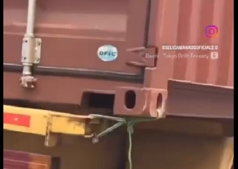 Carreta trafega com contêiner amarrado com corda no Colônia Oliveira Machado; vídeo