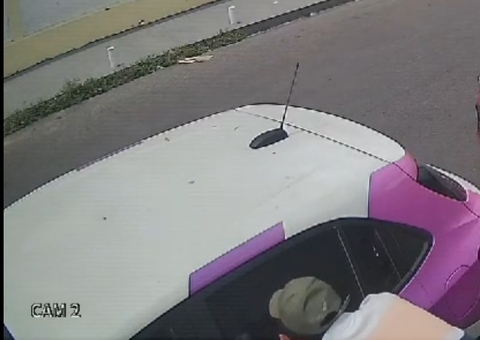 Vídeo mostra criminoso quebrando vidro de carro da Rede Amazônica