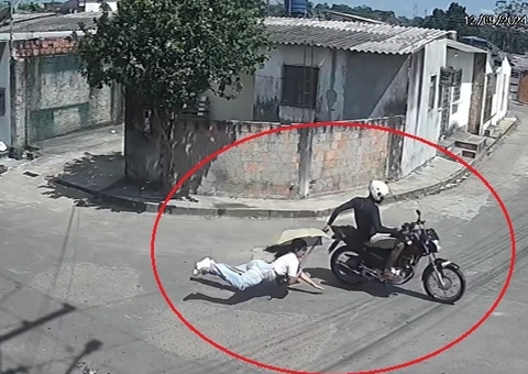 Jovem é arrastada em moto por criminoso durante assalto no Cidadão 10; vídeo