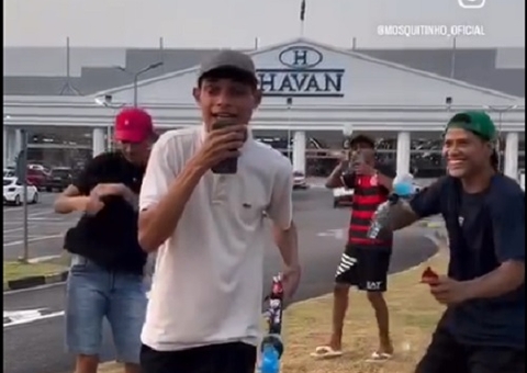 Influencer invade Havan e promove 'batalhas' com armas de gel em Manaus