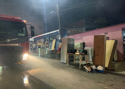 Família abandona casa após fogo se alastrar em área de mata no Jorge Teixeira; vídeo