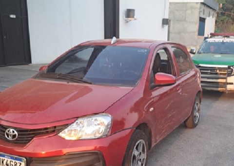 Três veículos roubados são recuperados pela polícia em Manaus