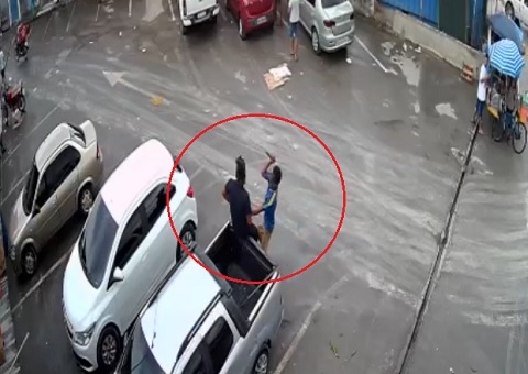 Criminoso dá facada no peito de homem na Feira do Produtor; veja vídeo