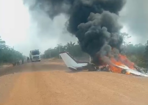 Avião pega fogo após cair na BR-319; veja vídeo