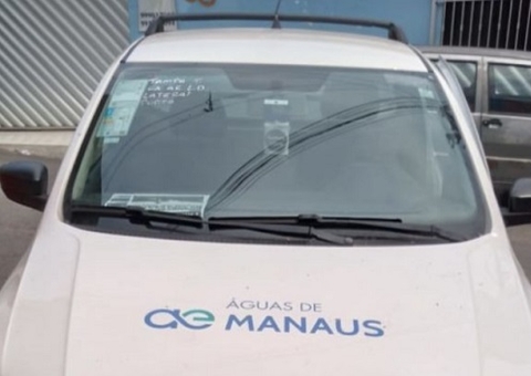 Carro desgovernado da Águas de Manaus destrói muro ao invadir casa no Japiim