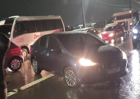Acidente entre carro e moto deixa passageira de app ferida durante temporal em Manaus