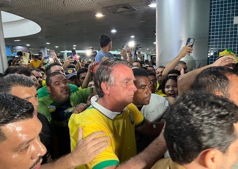 Bolsonaro é recebido por multidão em aeroporto de Manaus
