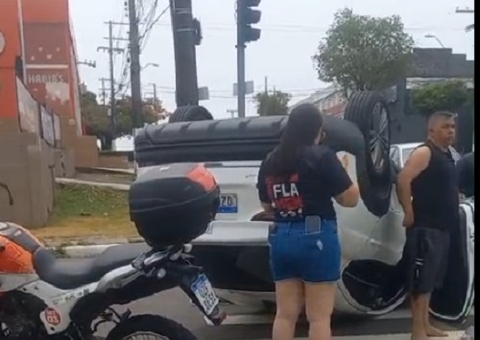 Carro capota após ser atingido por veículo que avançou sinal vermelho na Cachoeirinha; vídeo