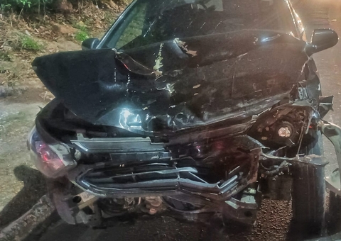 Passageira fica ferida durante grave acidente entre dois carros no Japiim