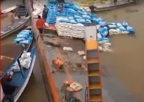 Balsa com alimentos naufraga após bater em pedra no rio em Manicoré