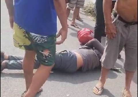 Motociclistas batem de frente durante ultrapassagem na contramão no Jorge Teixeira; vídeo