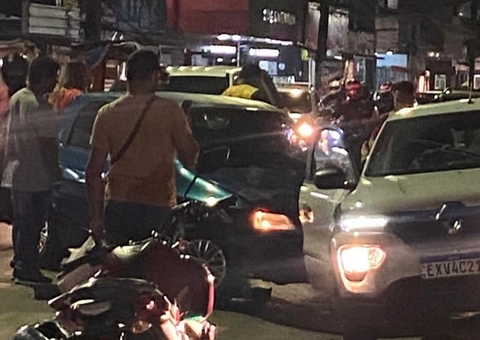 Motorista perde o controle de carro após falha mecânica e causa acidente no Manoa