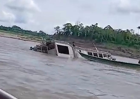 Lancha naufraga no meio do Rio Solimões