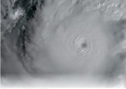 'É terrível', diz meteorologista que se emociona ao vivo ao comentar furacão Milton