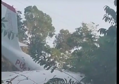 Avião quase atinge carros ao cair na BR-174; vídeo