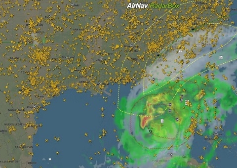 Furacão Milton provoca cancelamento de mais de 1,7 mil voos e fechamento de aeroportos nos EUA