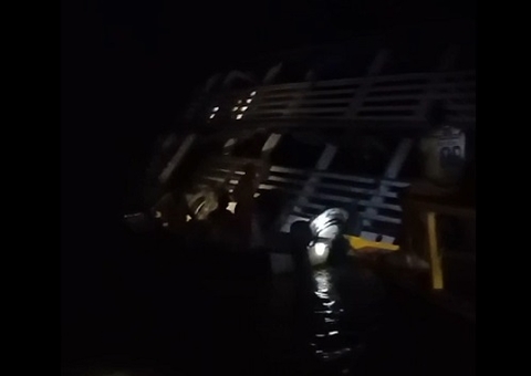 Barco naufraga após bater em pedra em Manacapuru; vídeo