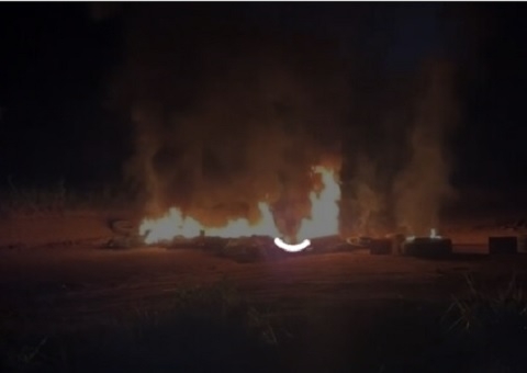 Moradores protestam por falta de energia após queda de 22 postes na BR-319