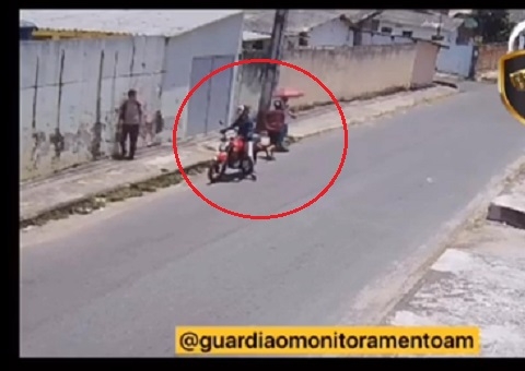 Criminoso agride idosa durante assalto no Novo Aleixo; vídeo