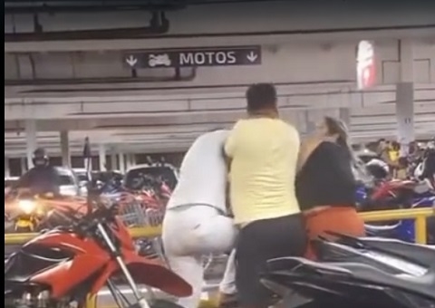 Mulher flagra marido com amante em supermercado de Manaus; vídeo