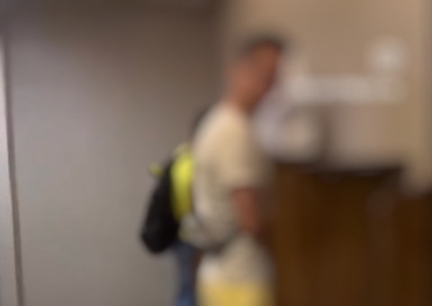 Suspeito de assédio é expulso de banheiro em shopping de Manaus; vídeo