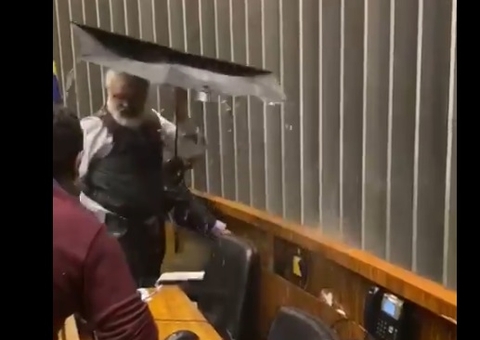 Chuva jorra dentro da Câmara dos Deputados