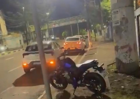 Garupa morre em hospital após moto bater em poste na Avenida Djalma Batista