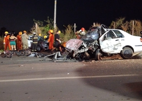 Dois carros ficam destruídos em grave acidente na AM-070; uma pessoa morreu