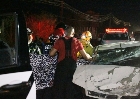 Vídeo mostra retirada de corpo de motorista após acidente na AM-070