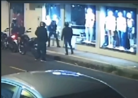 Criminosos quebram loja e roubam R$ 20 mil em produtos no Alvorada; vídeo