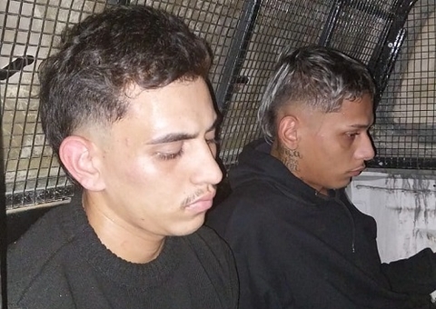 Dupla em moto sem placa é presa suspeita de cometer assaltos no Mutirão