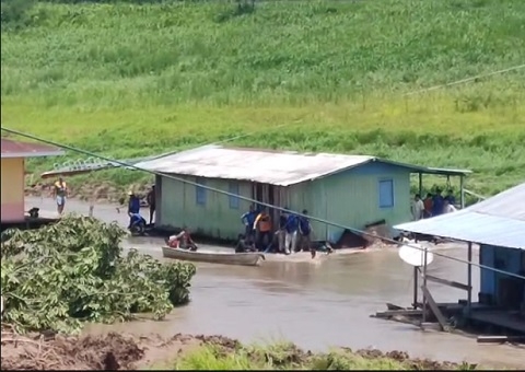 Doze famílias ficam desabrigadas após deslizamento em Anamã; vídeo