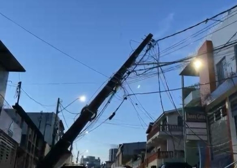 Poste fica pendurado por fios após tombar no São Francisco