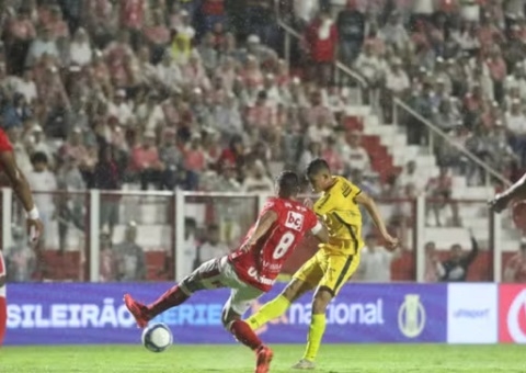 Com gol nos acréscimos, Amazonas perde de 1 a 0 para o Vila Nova 