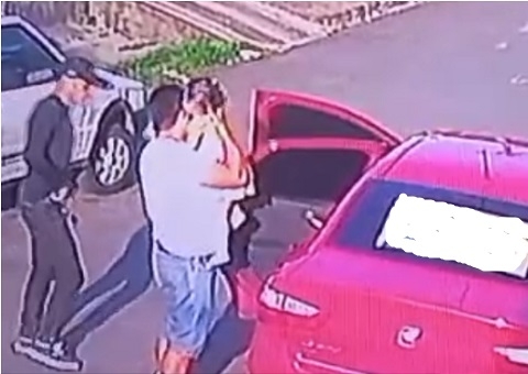 Pai consegue retirar bebê de carro durante assalto na Cidade Nova; vídeo