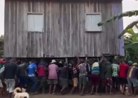 Moradores carregam casa para escapar de deslizamento em Iranduba; vídeo