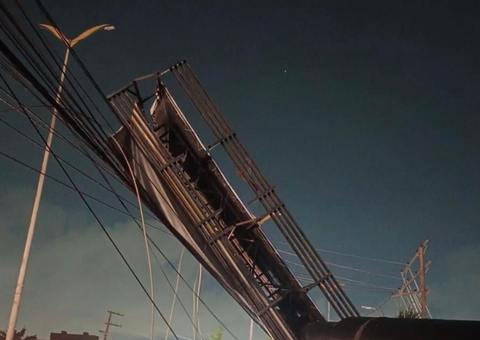 Outdoor tomba, derruba fios e causa apagão em bairros de Manaus; vídeo