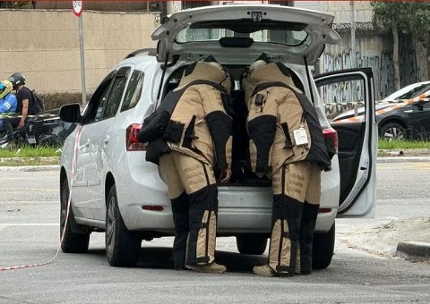 Polícia encontra 80 bananas de dinamite em táxi perto do Fórum